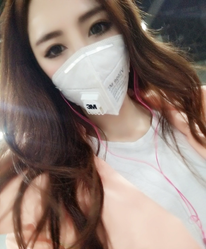 如何在冰面上下网捕鱼